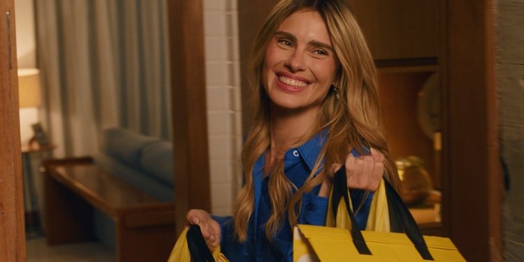 Carolina Dieckmann faz ação com Zé Delivery no fim de Vale Tudo. A personagem foi a responsável por matar Odete na primeira versão da novela — Foto: Divulgação