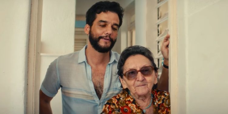 Wagner Moura e Tânia Maria em cena de "O agente secreto" — Foto: Reprodução