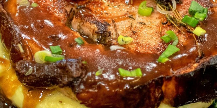 Receita: Aprenda como fazer carne ao molho de cerveja com purê de batatas e provolone