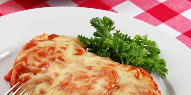 Receita de família: Aprenda a preparar sem complicação uma parmegiana de berinjela com burrata