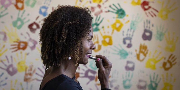 Jacqueline Pottinelly Pereira dos Santos, 40 anos, sofreu com transfobia e foi agredida — Foto: Márcia Foletto