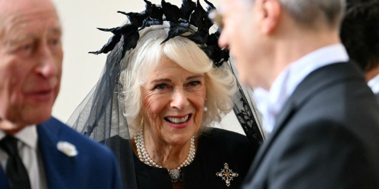 O rei Charles III e a rainha Camilla da Grã-Bretanha são recebidos por autoridades no pátio de San Damaso após um encontro com o Papa Leão XIV no Vaticano — Foto: Alberto PIZZOLI / AFP