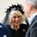 O rei Charles III e a rainha Camilla da Grã-Bretanha são recebidos por autoridades no pátio de San Damaso após um encontro com o Papa Leão XIV no Vaticano — Foto: Alberto PIZZOLI / AFP