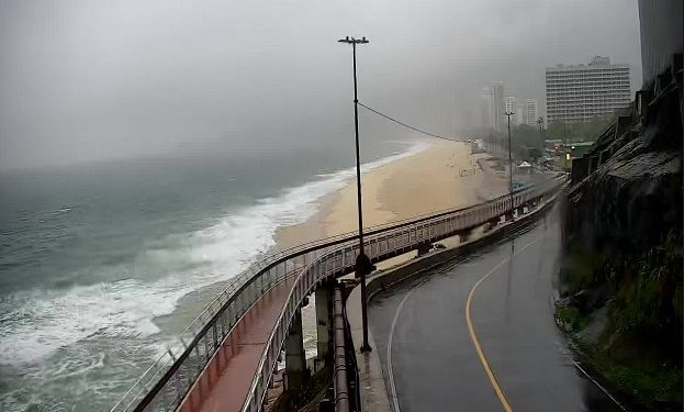 Ressaca interdita Ciclovia Tim Maia entre São Conrado e Leblon neste domingo