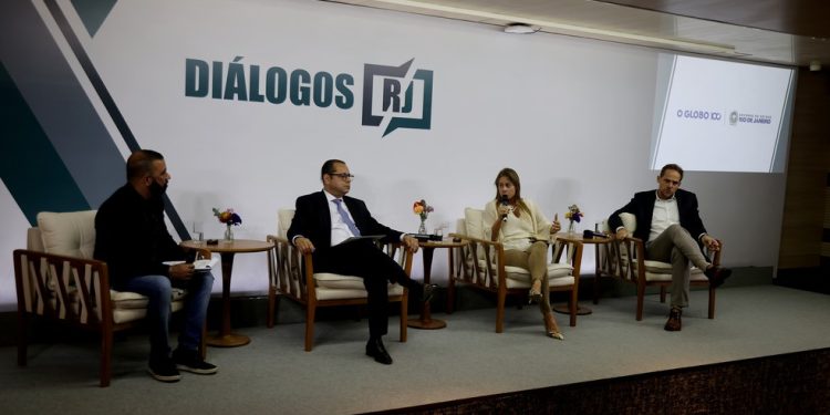 Segunda mesa. O mediador Galdo, Adilson de Faria Maciel (secretário de Planejamento e Gestão), Cris Alkmin J. Schmidt (MSGas) e Guilherme Ramalho (MetrôRio) — Foto: Fabiano Rocha
