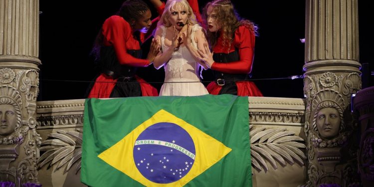 Lady Gaga exibe bandeira do Brasil durante show realizado em Copacabana, em maio: Os shows de estrelas internacionais na no bairro ajudam a manter a visitação até na baixa temporada. — Foto: Kevin Mazur