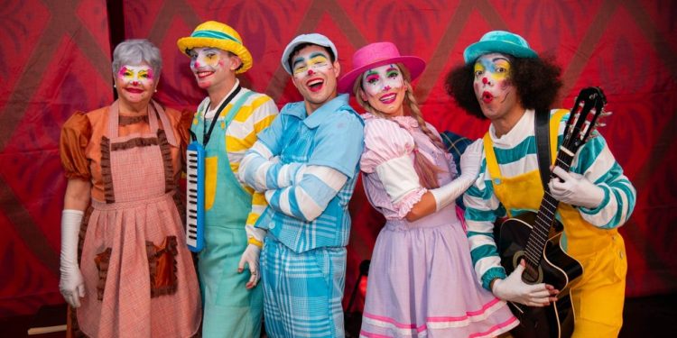 Integrantes do espetáculo 'Ciranda Cirandinha', realizado no Pequeno Grande Circo Brasil, em Nova Iguaçu — Foto: Divulgação