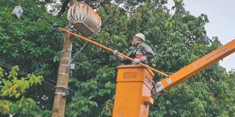 Rouba-se tudo: Cem pessoas foram presas roubando energia da Enel em 2025