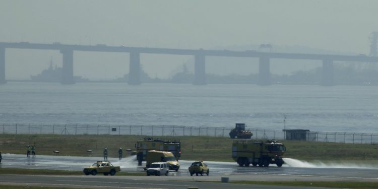 Faxina na pista. Funcionários do aeroporto usaram um desengraxante e água dos caminhões de combate a incêndios — Foto: Fabiano Rocha