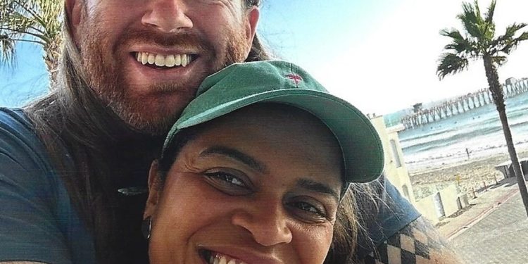 Cineasta brasileira Bárbara Marques com o marido, o montador americano Tucker May — Foto: Reprodução / Instagram