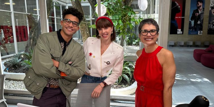Sandra Annenberg visita a agência Tomorrow, de 'Vale tudo', para o 'Globo repórter'