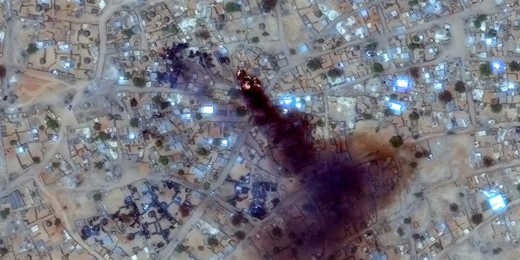 Esta imagem, cortesia da Maxar Technologies, capturada em 16 de abril de 2025, mostra fogo e fumo no campo de Zamzam, próximo à cidade sitiada de El-Fasher, em Darfur — Foto: AFP / IMAGEM DE SATÉLITE ©2025 MAXAR TECHNOLOGIES