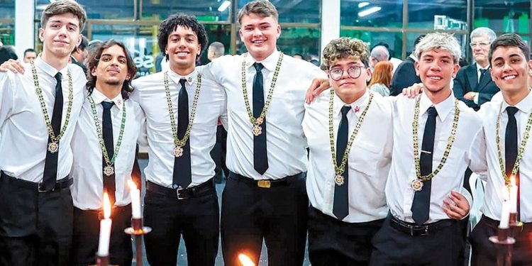 Nova geração. João Victor Maciel (último à direita), de 20 anos, e outros irmãos durante reunião da Ordem DeMolay, voltada para jovens de até 21 anos — Foto: Arquivo pessoal