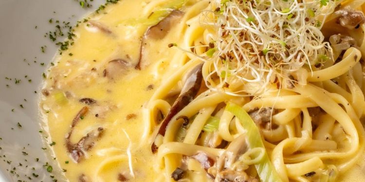 Segunda sem carne: Chef ensina receita de linguine de cogumelos trufado para fazer em casa