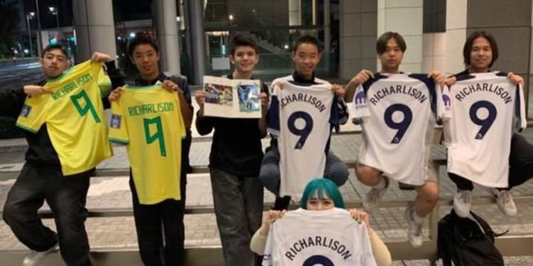 Japoneses tietam Richarlison, do Tottenham e da seleção brasileira, antes de amistoso — Foto: Reprodução