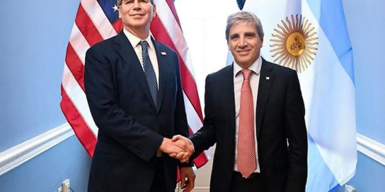 Scott Bessent e Luis Caputo anunciam acordo depois de quatro dias de reunião em Washington — Foto: Reprodução