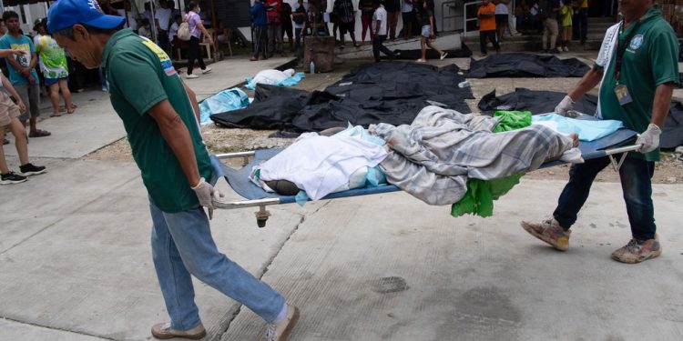 funcionários do hospital começaram a transportar corpos em caminhonetes para os necrotérios — Foto: Ted ALJIBE / AFP