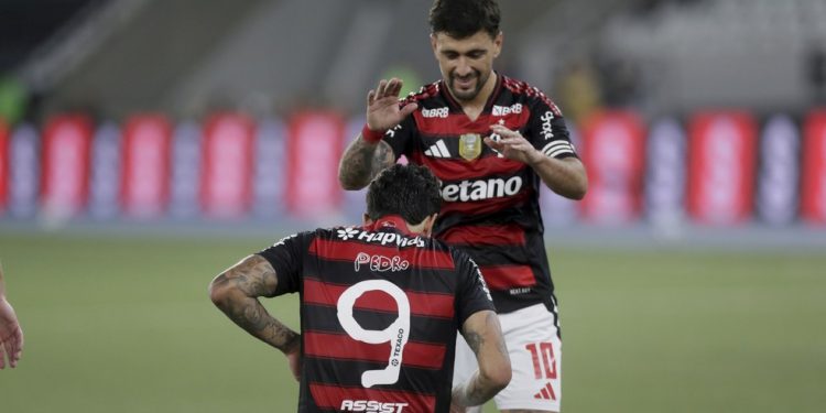 Pedro e Arrascaeta iniciaram vitória do Flamengo sobre o Botafogo — Foto: Marcelo Theobald / Agência O Globo