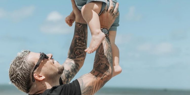 Buarque compartilhou momento com o filho e gerou comoção nas redes sociais — Foto: Reprodução Instagram