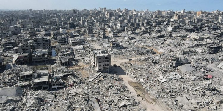 Terra arrasada: Vista área do que era uma das áreas mais populosas e movimentadas da Cidade de Gaza — Foto: AFP