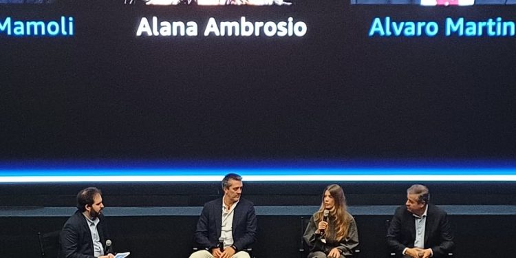 Gustavo Coelho (esq.) em evento do Prime, entrevista talentos internacionais, como Alana Ambrósio (com o microfone) — Foto: Vitor Seta