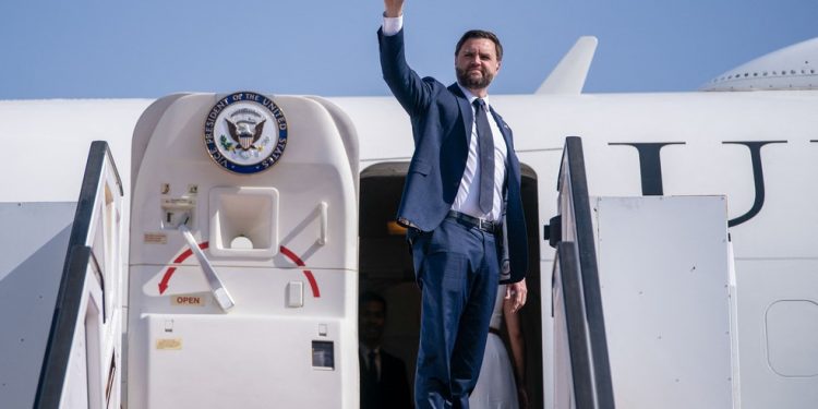 JD Vance se despede ao embarcar em avião presidencial americano no Aeroporto de Tel Aviv — Foto: Nathan Howard/AFP