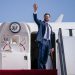 JD Vance se despede ao embarcar em avião presidencial americano no Aeroporto de Tel Aviv — Foto: Nathan Howard/AFP