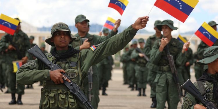 Venezuela treina militarmente civis diante de possível ataque dos EUA — Foto: Pedro Mattey/AFP