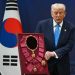Presidente dos EUA, Donald Trump, recebeu a Ordem do Mugunghwa, a mais alta honraria da Coreia do Sul — Foto: ANDREW CABALLERO-REYNOLDS / AFP