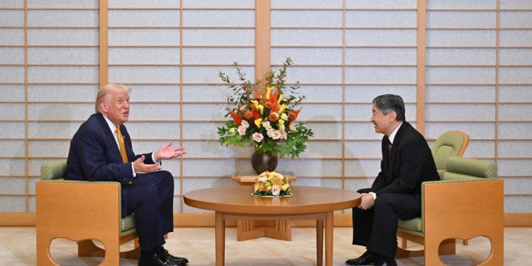 Reunião entre Trump e Naruhito durou cerca de meia-hora — Foto: Kazuhiro Nogi/AFP