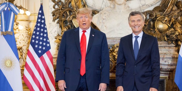 Donald Trump e Mauricio Macri durante uma reunião bilateral na Cúpula de Líderes do G-20 em Buenos Aires, em 2018 — Foto: Bloomberg