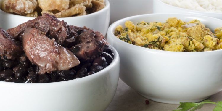 Pratos típicos como a feijoada fazem parte da experiência do turismo em favelas no Rio de Janeiro — Foto: Getty Images