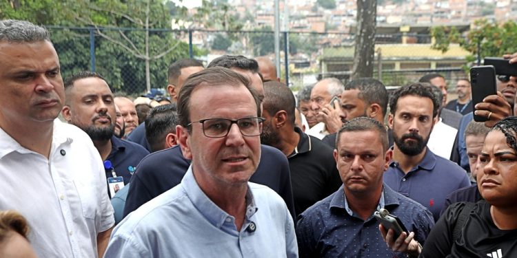 Eduardo Paes visita a UPA de Costa Barros — Foto: Fábio Motta/ Divulgação