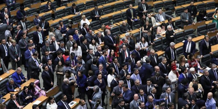 Votação que levou MP que era alternativa ao aumento do IOF a perder a validade, em derrota do governo: partidos do Centrão têm se juntado à oposição em votações relevantes da Câmara — Foto: Lula Marques/Agência Brasil