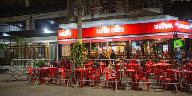 Vendas em bares e restaurantes caem 4,9% em setembro, início da crise do metanol