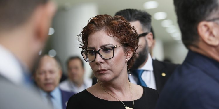 Veredito final sobre extradição de Zambelli deve sair só em 2026; saiba por quê