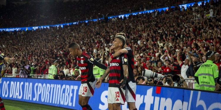 Carrascal comemora gol da vitória do Flamengo contra o Racing — Foto: Guito Moreto / Agência O Globo