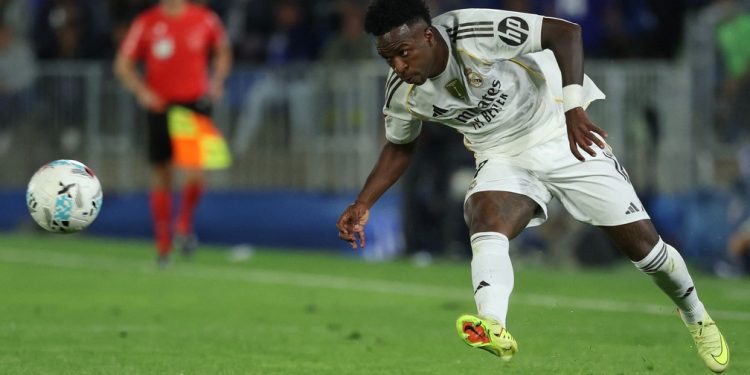 Vini Jr. discutiu com zagueiro do Getafe no último domingo — Foto: Thomas COEX / AFP
