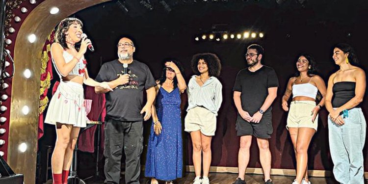 Humor. Carolzinha (à esquerda) brinca com o público em “Rosa choque” — Foto: Divulgação/Fabiana Torres