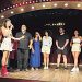 Humor. Carolzinha (à esquerda) brinca com o público em “Rosa choque” — Foto: Divulgação/Fabiana Torres