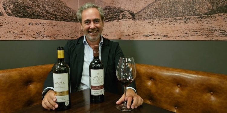 Ignacio Calvo de Mora com os vinhos Macán — Foto: Cláudia Meneses / Agência O Globo