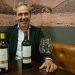 Ignacio Calvo de Mora com os vinhos Macán — Foto: Cláudia Meneses / Agência O Globo