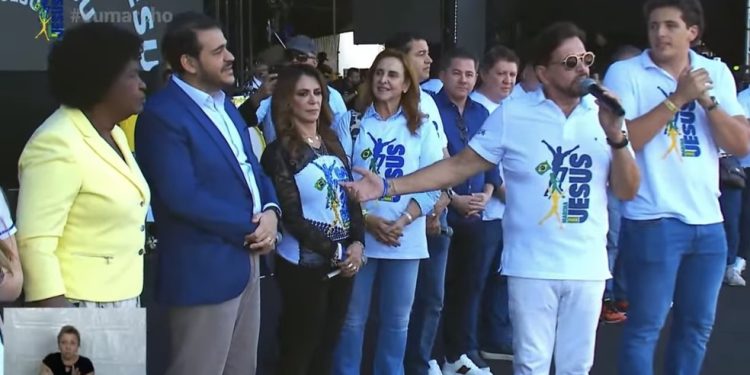 O ministro Jorge Messias e a deputada Benedita da Silva durante a Marcha para Jesus, em que menção a Lula recebeu vaias — Foto: Reprodução/internet