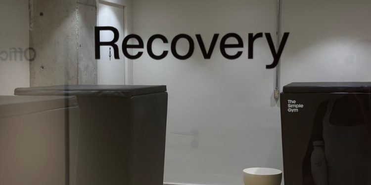 Sala de recovery da Simple Gym VillageMall, com banheiras de gelo — Foto: Divulgação