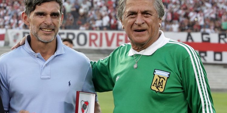 Ubaldo Fillol (de verde) posa ao lado do ex-zagueiro Roberto Ayala — Foto: ALEJANDRO PAGNI/AFP