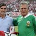Ubaldo Fillol (de verde) posa ao lado do ex-zagueiro Roberto Ayala — Foto: ALEJANDRO PAGNI/AFP