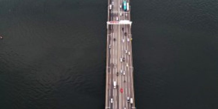 A Ponte Rio-Niterói corta a Baía de Guanabara e liga as duas cidades — Foto: Custódio Coimbra