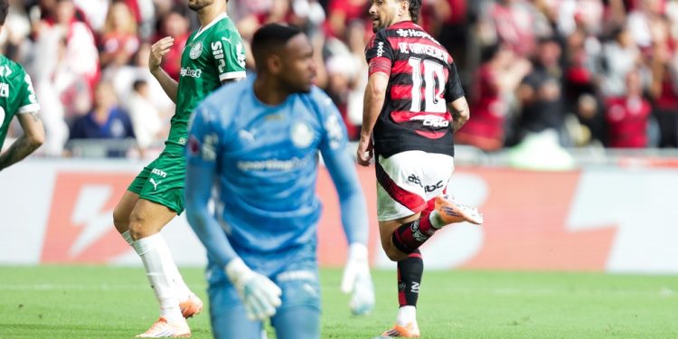 Arrascaeta em duelo entre Flamengo e Palmeiras pelo Campeonato Brasileiro — Foto: Gilvan de Souza/Flamengo