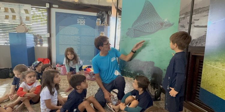Diretor do Instituto Mar Urbano, Ricardo Gomes, em aula de biologia para crianças pequenas — Foto: Divulgação/Daniel Villela