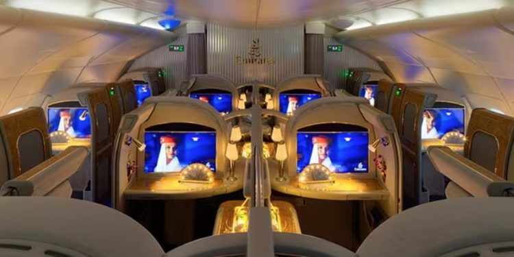 Companhia aérea oferece suítes privativas, refeição gourmet e entretenimento individual — Foto: Divulgação — Foto: Divulgação Emirates